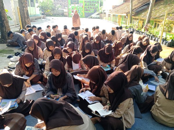 Rebo Maca dilaksanakan setiap Hari Rabu Jam 07.00-08.30